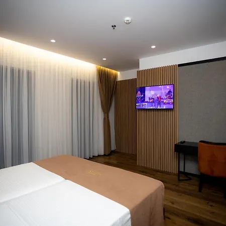 Deluxe And Spa *