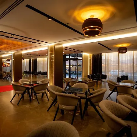 Deluxe And Spa *