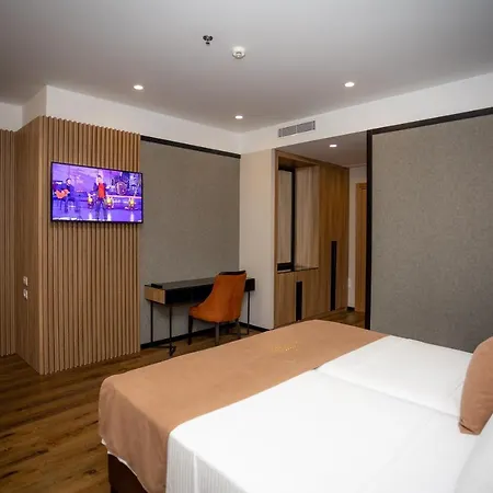 Deluxe And Spa *