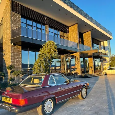 Deluxe And Üdülőközpont